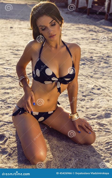 Sexy Brunette Im Bikini Der Auf Sommerstrand Sich Entspannt Stockfoto