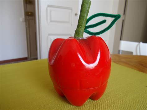 Crea esta linda y fácil alcancía hecha con botella de plásticosuscribete a mi canal : Cómo hacer manzanas con botellas de plástico.