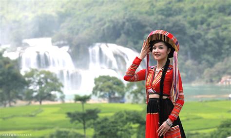 miss-vietnam-trieu-thi-ha-in-pathen-costume-next-ban-gioc-falls-by-Đỗ-minh-thanh-500px