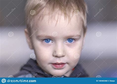 Retrato Ascendente Cercano Del Bebé Caucásico Lindo Con La Expresión