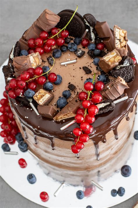 Saftige Schoko Drip Cake mit Nutella-Creme und Fruchtfülle