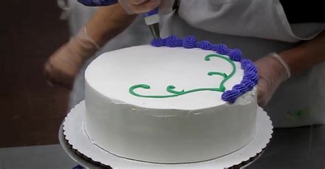 We know cake is life! Sam's Club Employee Starts Decorating A Cake. Seconds ...