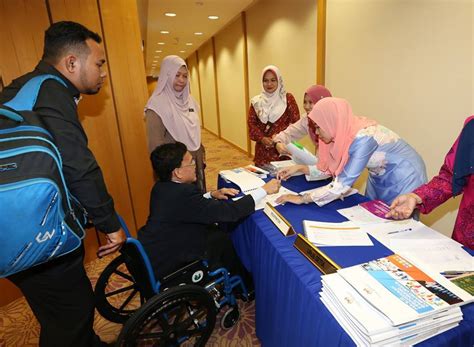 Following the screening of the film, a panel comprising disabled persons: Mesyuarat Majlis Kebangsaan OKU Bil 1/2019 - Damai ...
