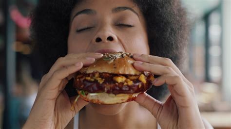 Beautiful Woman Afro Eating Burger Restaurant Vidéo De Stock 100