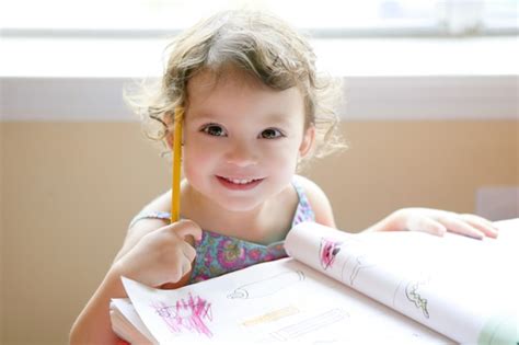 Pequeña Niña Pequeña Escribiendo En El Pupitre Foto Premium