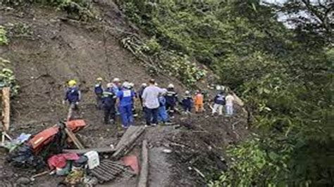 colombia landslide कोलंबिया में भूस्खलन के कारण बस खाई में गिरी 34 की मौत colombia landslide