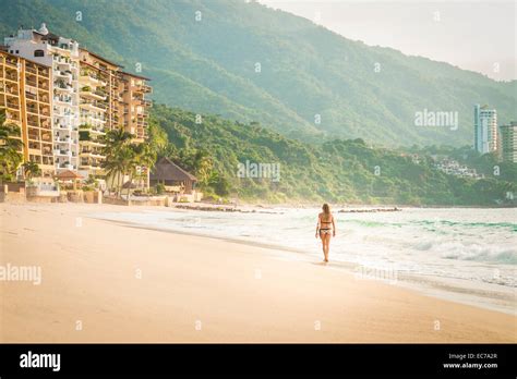Mexiko Puerto Vallarta Frau Trägt Bikini Zu Fuß An Den Strand Von