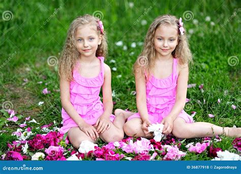 Verticale De Deux Petites Filles Photo Stock Image Du Soeurs Nature