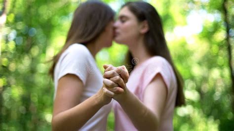 Küssen Mit Zwei Lesben Gefühle Freiheit Und Lgbt Rechte öffentlich Ausdrückend Stockbild