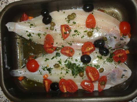 Scegliete delle centinaia di ricette su ricetta sogliola al forno, ricette facili e veloci da preparare. Sogliole al forno con capperi, pomodorini e olive e prezzemolo