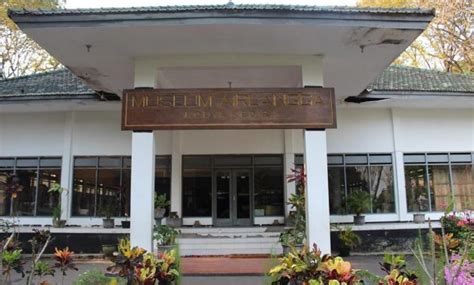 Jenis tiket masuk ke museum angkut terbagi menjadi 3, yakni tiket reguler, tiket sakti dan tiket super sakti. 10 Koleksi Foto Museum Airlangga Kediri, Harga Tiket Masuk ...