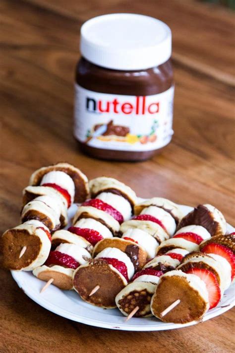 Die bananen mit einer gabel gut zerdrücken und ebenfalls hinzufügen. Mini Pancakes mit Erdbeeren, Bananen und Nutella | Backen ...