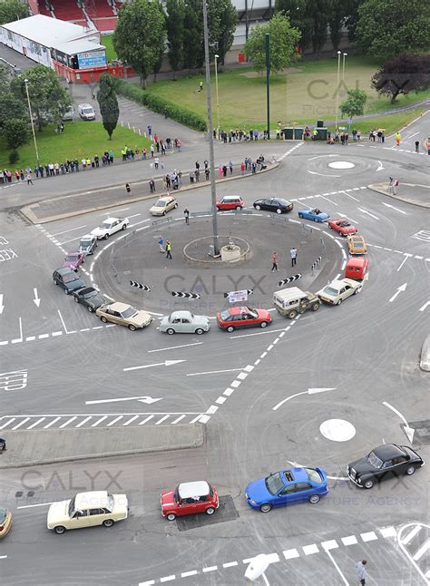 Nk20583 Swindons Famous Magic Roundabout Taken Over By 75 Cars With