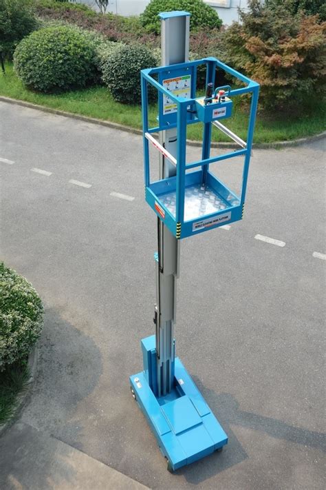 Blue Self Propelled Aerial Lift Single Mast Self Propelled With 5 M