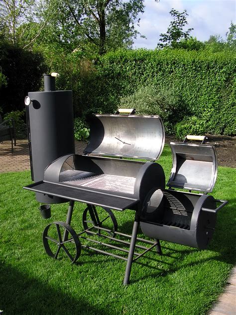 Smoke brings true flavor to a bbq. SEBAR barbecue huren of bbq kopen │ BBQ smoker