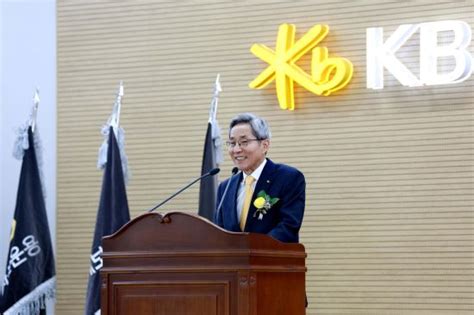 암호화폐 변동성 커지자…마침내 빛나는 '안전자산' 金. KB금융, 푸르덴셜생명 약 2조3000억원에 품는다-국민일보