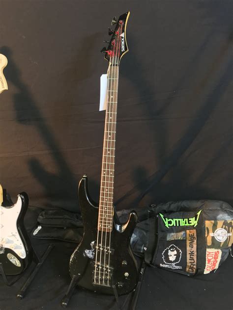 3 Guitars Samick 4 String Electric Bass With Angled Pickups And Soft