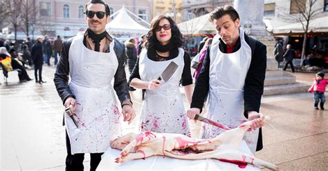 Poznati glumci izveli ludu svinjariju na zagrebačkom Cvjetnom trgu