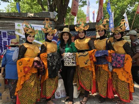 Aplikasi manajemen sekolah berbasiskan 8 snp puskomdik smk diponegoro lebaksiu. Lakumas Sponsori Seribu Pembatik Pamekasan - Lakumas