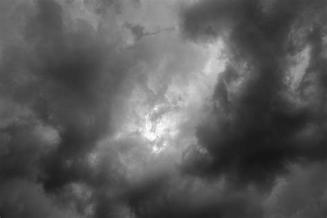 무료 이미지 자연 구름 검정색과 흰색 하늘 비 전망 분위기 어두운 날씨 적운 어둠 단색화 영기 배경