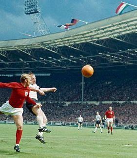 Die em 1996 war nach der wm 1966 das zweite große turnier, das in england ausgerichtet wurde. England 4 West Germany 2 in 1966 at Wembley. Bobby Moore beats Uwe Seeler in the air in the ...