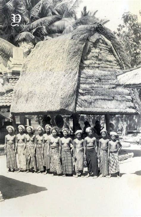 Potret Sekelompok Wanita Bali 1920 1935 Vintage Portraits Vintage Photos Polynesian Girls