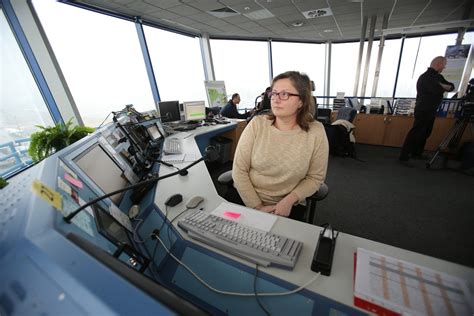 Co Wykrywają Papierki Na Lotnisku - Pyrzowice: Wieża kontroli lotów. Jak wygląda praca kontrolerów na