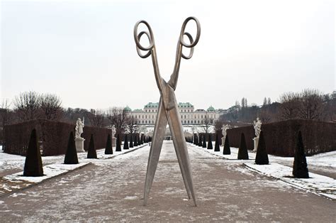 (plurale tantum is not a plurale tantum: ترجمه من الانجليزي الى العربي Scissors