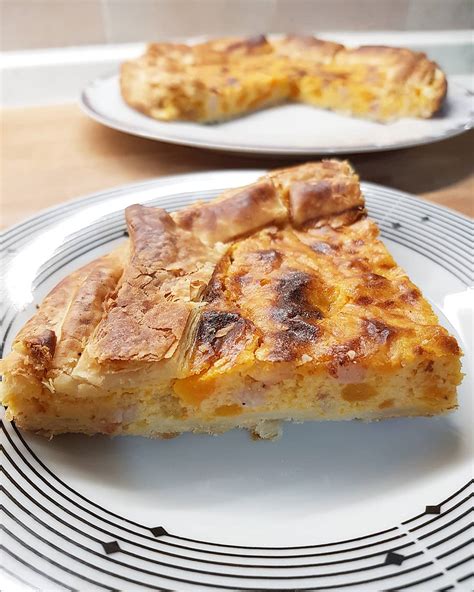 Stendi l'impasto in forma circolare, versa al centro (lasciando liberi 2 cm dal bordo) il ripieno e richiudi l'eccesso di impasto. TORTA SALATA ZUCCA E PANCETTA - Pronti, si mangia