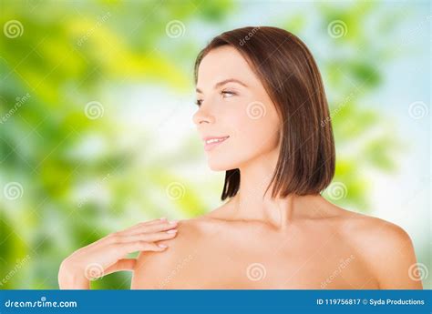 Belle Femme Nue Au Dessus De Fond Naturel Vert Image Stock Image Du