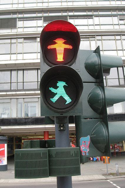 Zeit Zensur Verwenden East West Berlin Street Lights Job Eintrag