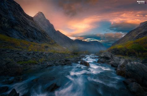 Viewes Romsdalen Valley Norway Fog Stones Mountains