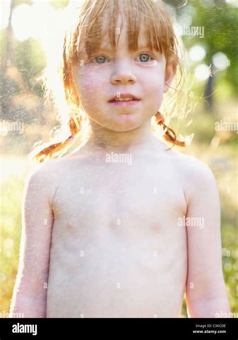 Portrait Of Shirtless Girl Arros Avec De L Eau Photo Stock Alamy