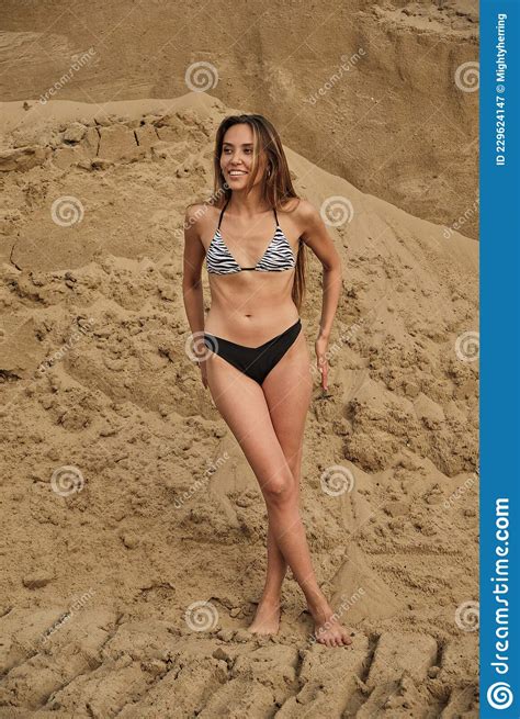 sexy fit femme séduisante en bikini relaxant bronzer seule à la plage de sable image stock