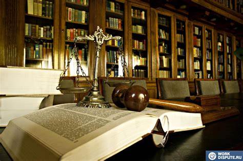 весы и судейский молоток на фоне библиотечного помещения Картинка - весы и судейский молоток на фоне библиотечного помещения