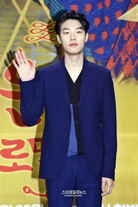 I cant stop loving him. Foto Ryu Jun Yeol di Jumpa Pers Drama 'Lucky Romance ...