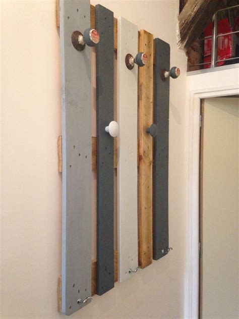 3 patères dont une plus petite à droite. Porte manteaux Palette et patères Castorama et Alinéa ...