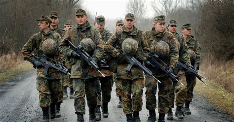 Uschis Tr Mmertruppe Soldaten Der Bundeswehr Ziehen Mit Besenstielen Ins Man Ver Bundeswehr