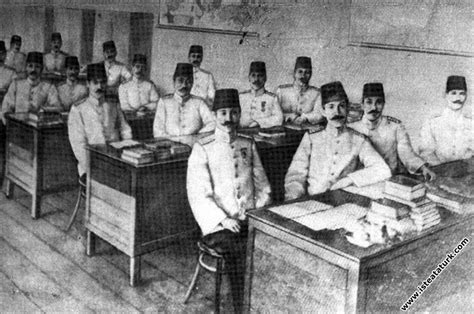 Mustafa Kemal İstanbul Harp Akademisi nde sınıf arkadaşlarıyla 1902