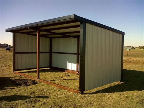 We had some aluminum awning pans on hand as well as a couple pieces of gutter. loafing-shed | Estábulo, Cavalos