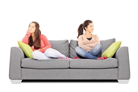 Dos Adolescentes Que Se Sientan En El Sofá Enojado Con Uno A Imagen De Archivo Imagen De