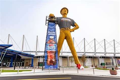 Golden Driller Statue In Tulsa Oklahoma Silly America