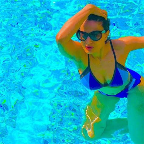 ameesha patel in blue bikini bold photos viral पानी में अठखेलियां करती हुईं ameesha patel ने