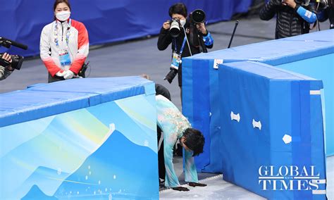 Live From Beijing 2022 Yuzuru Hanyu Bends Down To Touch The Ice