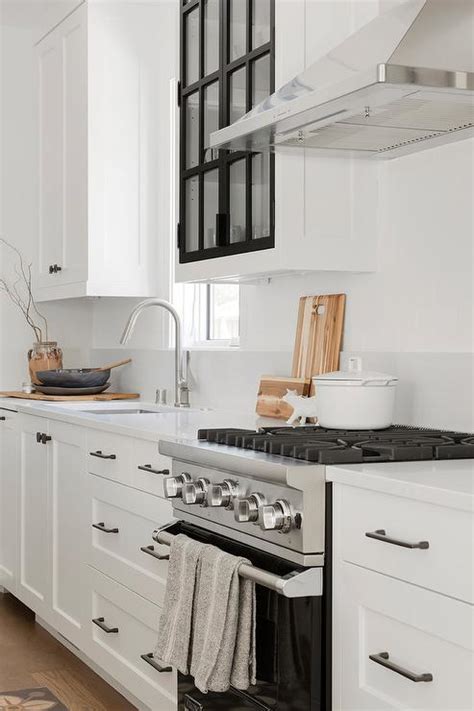 Popular white kitchen cabinets gleam with pizzazz, do you agree? Pictures Of Dark Hardware On White Cabinets : 25 Trendy Contrasting Countertops For Your Kitchen ...