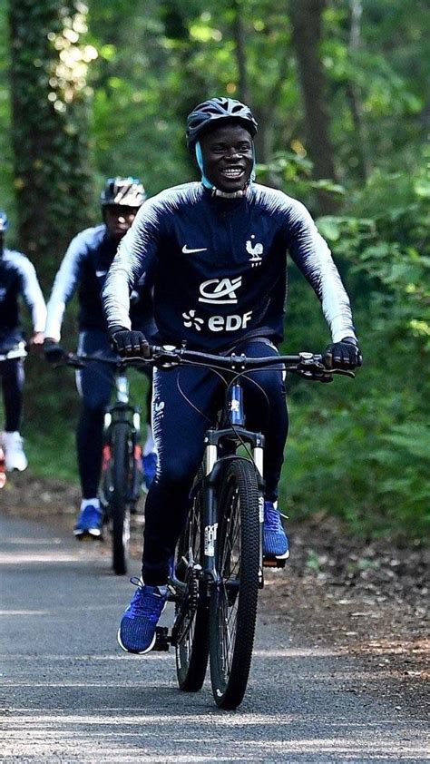 Was für den laien nach einem kleinen problem klingt. N'Golo Kante riding a bike..he is too pure for this world ...