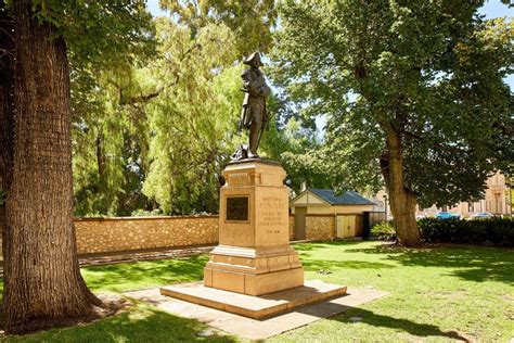 Statue Of Captain Matthew Flinders Prince Henry Gardens North