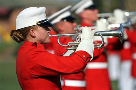 무료 이미지 사람 군 뿔 빨간 미국 음악가 직업 놋쇠 공연 취주 병사들 트럼펫 악기들 해병대 유니폼