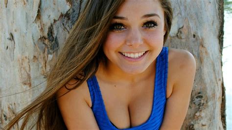 Download Wallpaper For 2560x1024 Resolution Women Smiling Cleavage
