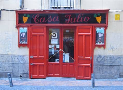 Accede a los detalles de tu tienda casa favorita (horario, teléfono, página online y ofertas vigentes) clicando encima. Casa Julio. Madrid | Casa julia, Fachadas de tiendas, Tiendas
